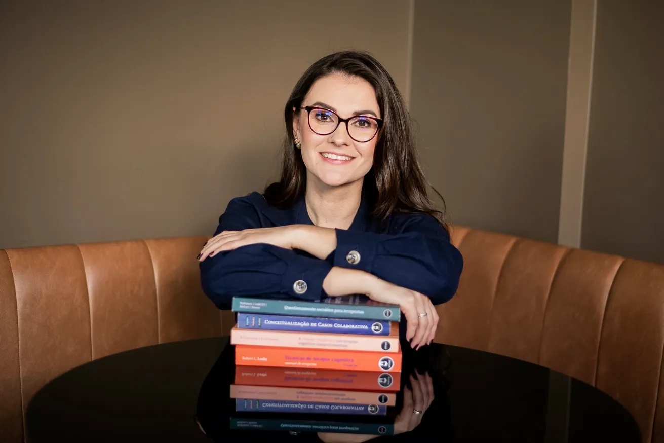 Profissionais de psicologia reunidos em discussão literária sobre obras fundamentais da psicologia