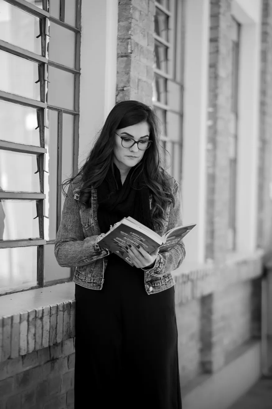 Estante de livros clássicos de psicologia e literatura com iluminação acolhedora