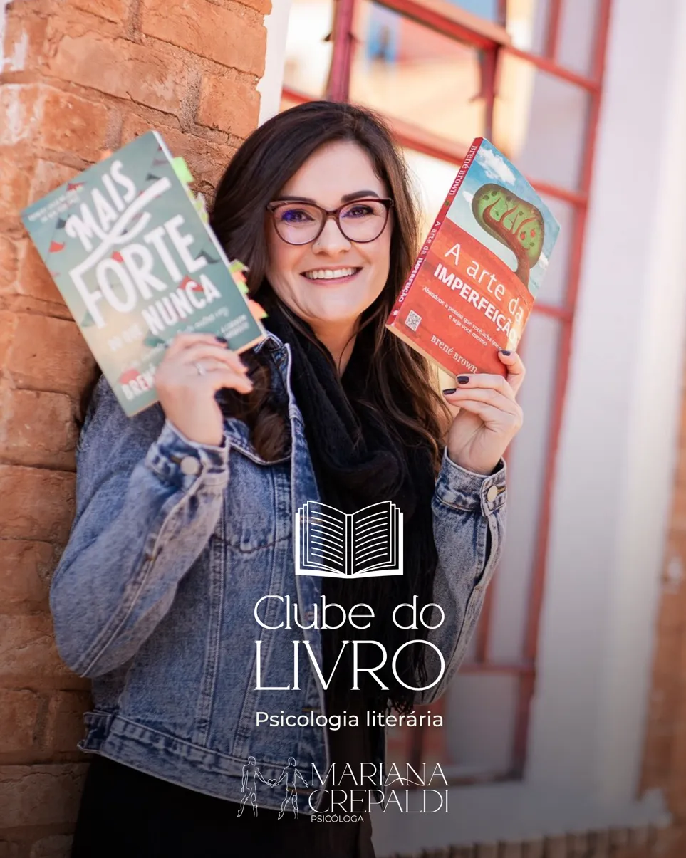 Interface de plataforma de vídeo mostrando participantes em encontro ao vivo do clube de leitura