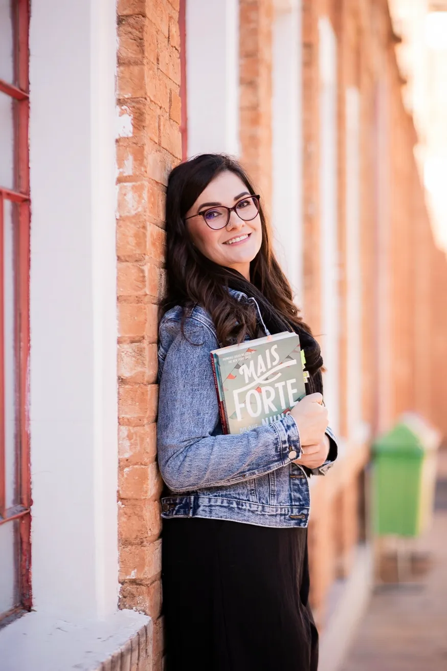 Comunidade acolhedora de profissionais de psicologia celebrando juntos o amor pela literatura